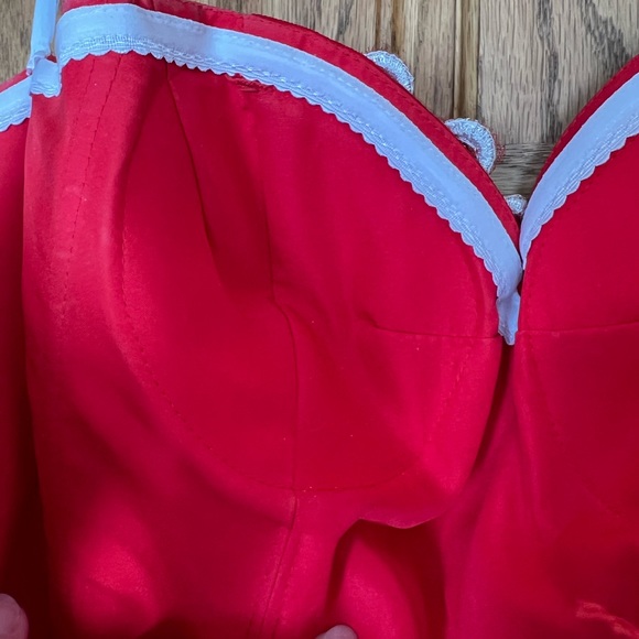 Tony Bowls Like New Beutiful Red Prom Dress, Size 2 - Picture 9 of 16